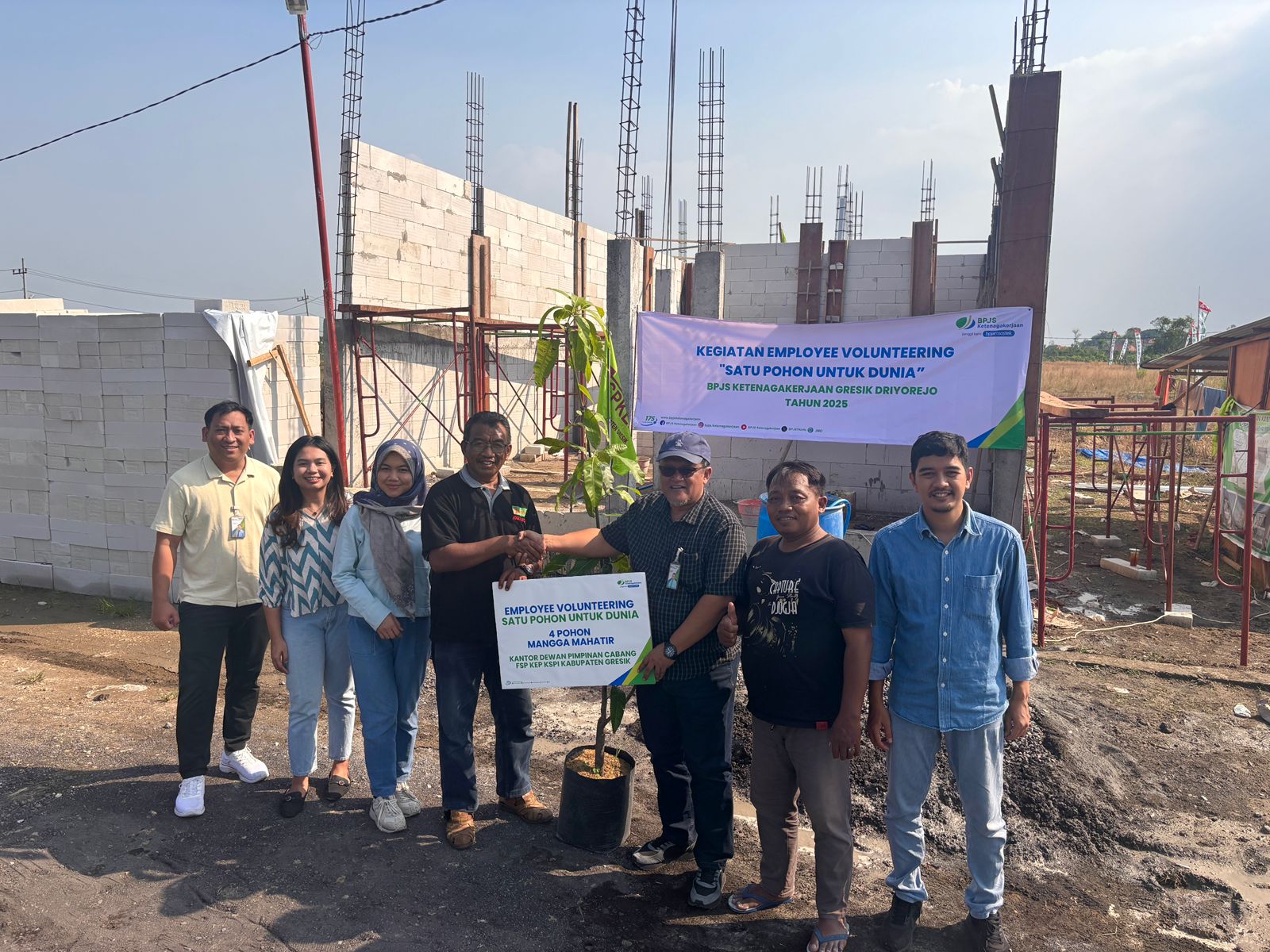 Employee Volunteering: Wujud Nyata BPJS Ketenagakerjaan Gresik Driyorejo dalam Menjaga Bumi Tetap Hijau