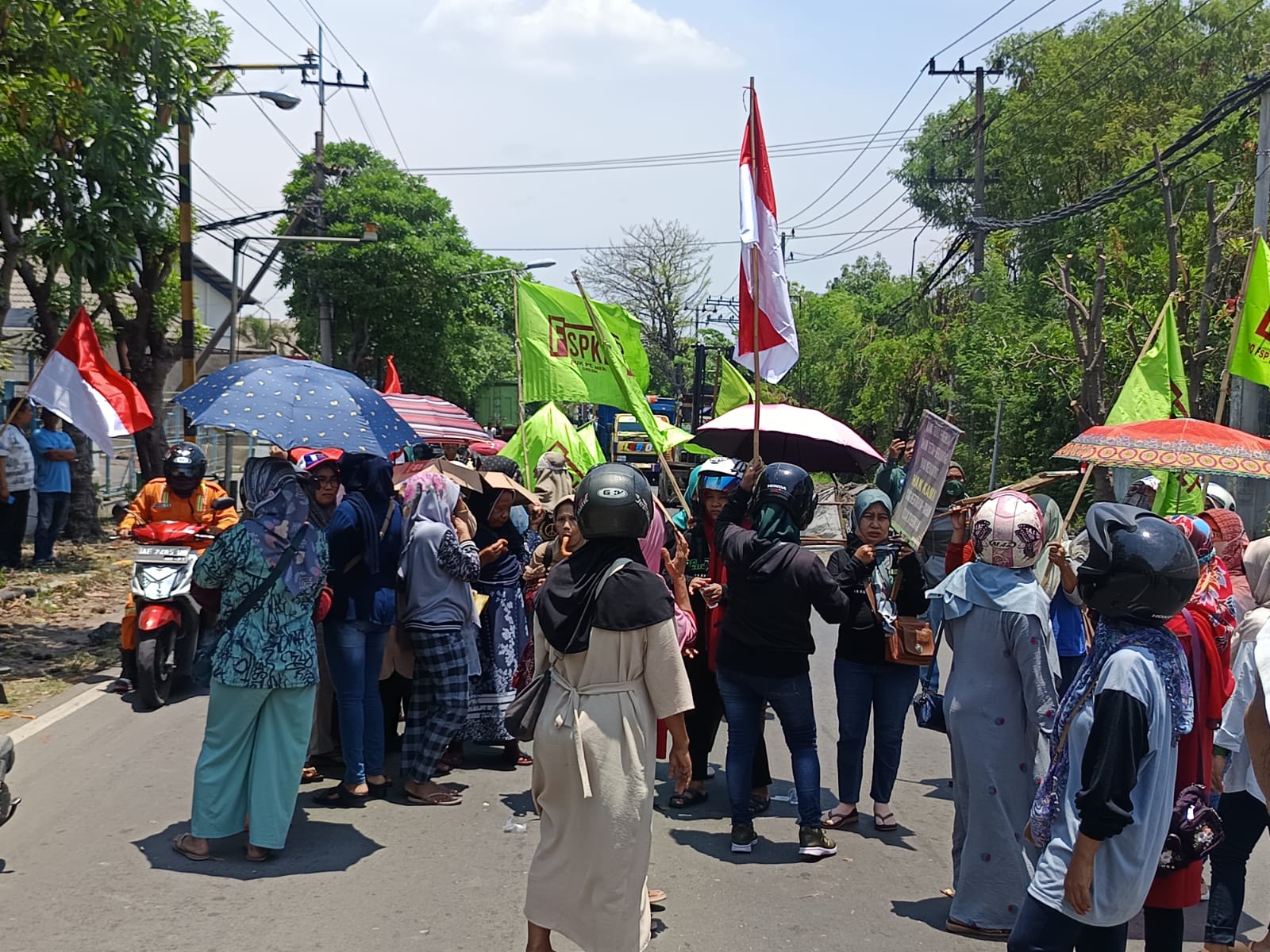 Premanisme Kembali Mencekam, Buruh PT New Era Ruberindo Blokade Jalan Mayjen Sungkono Tuntut Keadilan
