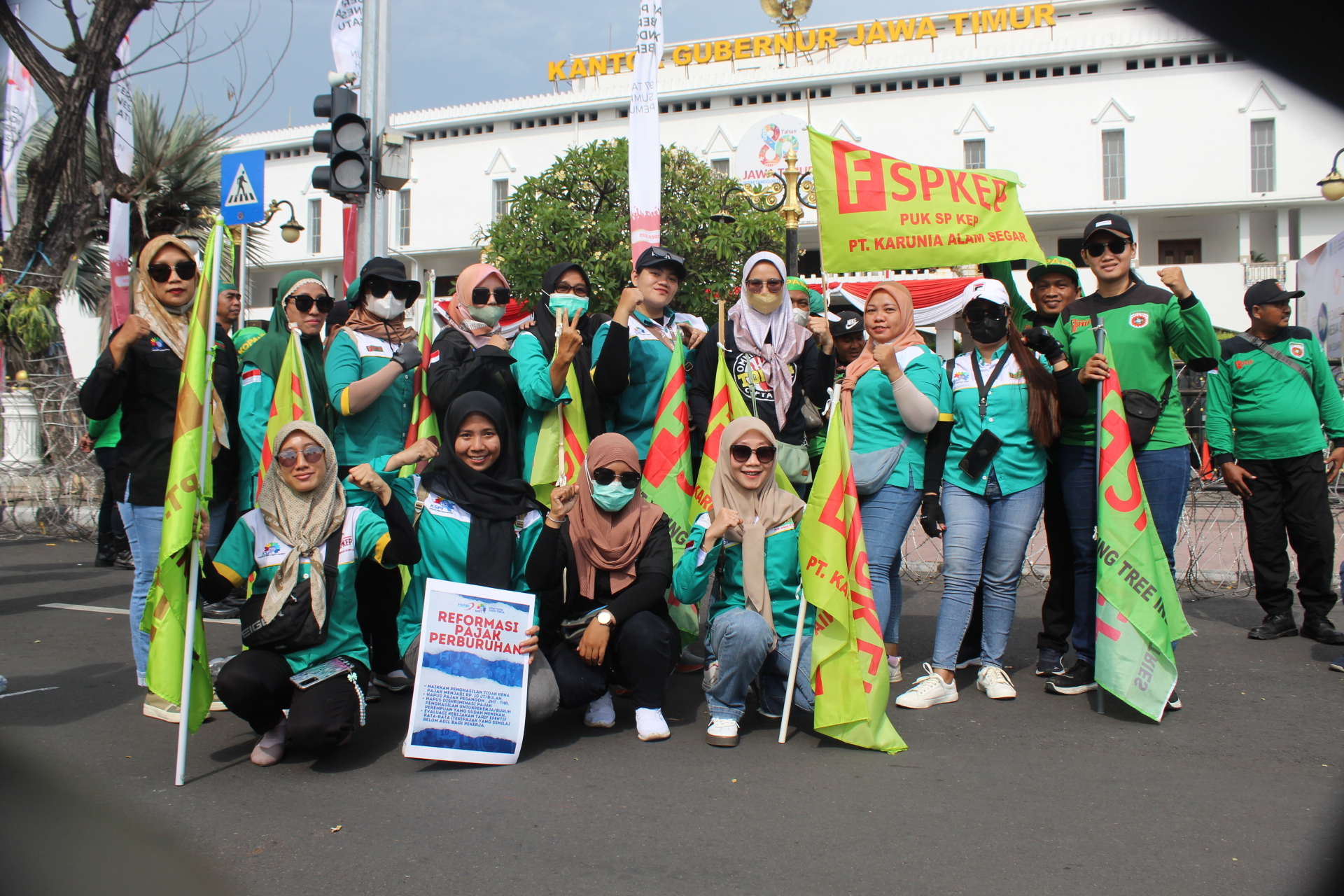 Perempuan Tangguh KSPI Jatim Ikut Suarakan Kesejahteraan Buruh dalam Aksi di Depan Kantor Gubernur Jawa Timur